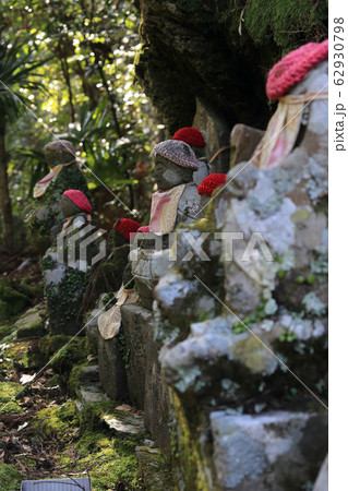 高知県大豊町、国宝豊楽寺薬師堂の向かって左横にある石仏群 高知県大豊町、国宝豊楽寺薬師堂の向かって左横にある石仏群 62930798