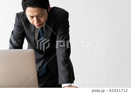 ビジネスマン　考える　悩む 62931712