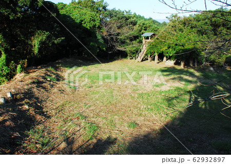 蒲原城址に再現された物見櫓と平場の善福寺曲輪(静岡市清水区) 62932897