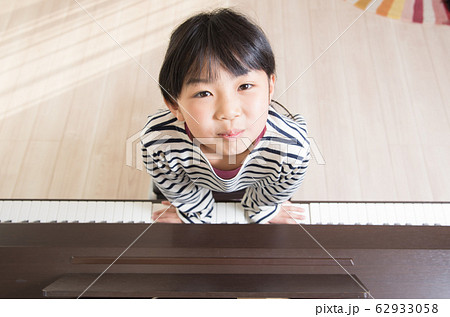 ピアノの練習をする女の子 ピアノの練習をする女の子 62933058