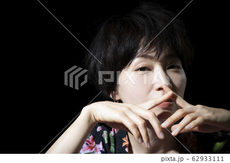 ショートカット　女性　柄シャツ　黒バック 62933111