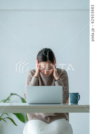 女性　ライフスタイル　パソコン 62933683