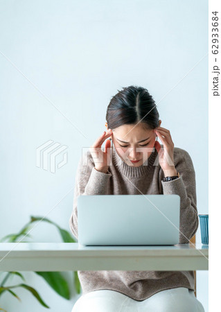女性　ライフスタイル　パソコン 62933684