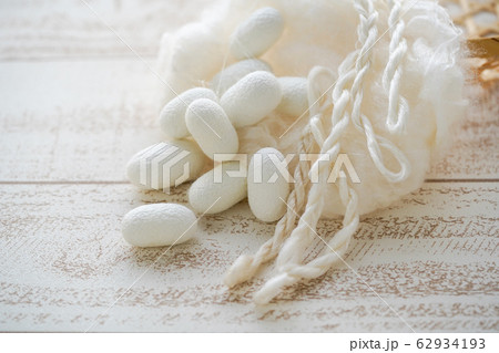 まゆ　生糸　真綿　カイコ 62934193