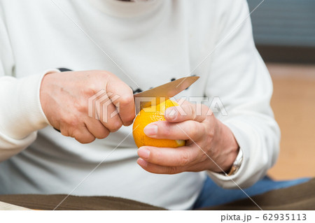 雑柑の皮を剥くシニア 雑柑の皮を剥くシニア 62935113