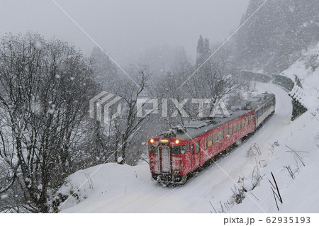 雪降る冬の只見線 62935193