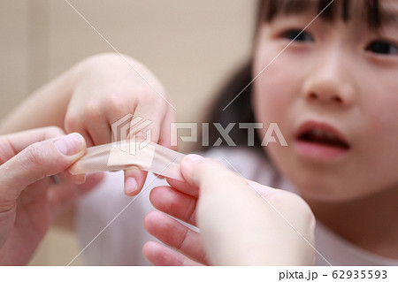 絆創膏 (カットバン バンドエイド 人物 子供 コピースペース 怪我 事故 痛い 辛い 女児 ケガ) 62935593