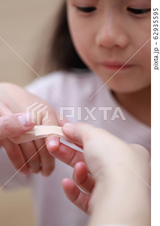 絆創膏 (カットバン バンドエイド 人物 子供 コピースペース 怪我 事故 痛い 辛い 女児 ケガ) 62935595
