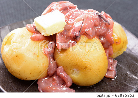 おいしいじゃがバター塩辛のせ 62935852
