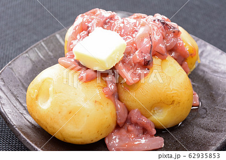 おいしいじゃがバター塩辛のせ おいしいじゃがバター塩辛のせ 62935853