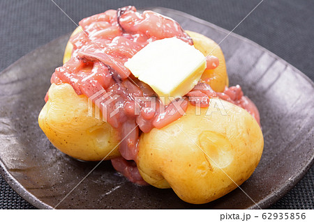 おいしいじゃがバター塩辛のせの写真素材