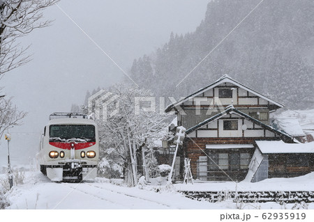 雪景色の只見線を走るイーストアイＤ 62935919