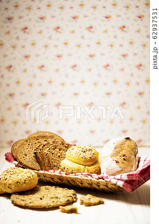 Canister wit bread. 5 types of bakery food 62937531