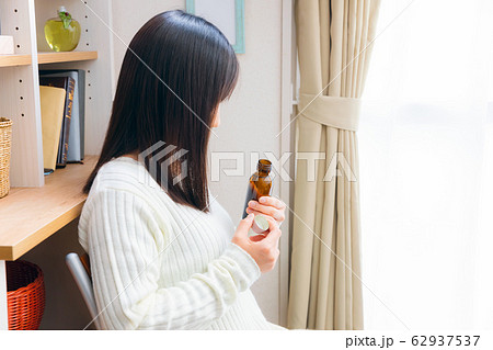 栄養ドリンクを飲む女性　コピースペース 62937537