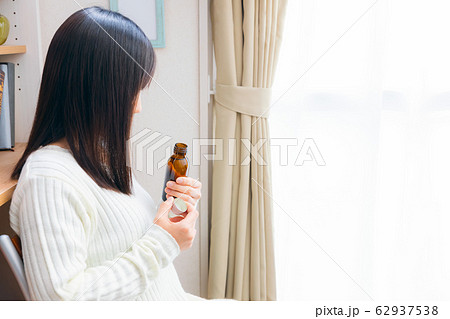 栄養ドリンクを飲む女性 コピースペース 栄養ドリンクを飲む女性 コピースペース 62937538