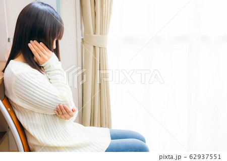 考える女性 コピースペース 考える女性 コピースペース 62937551