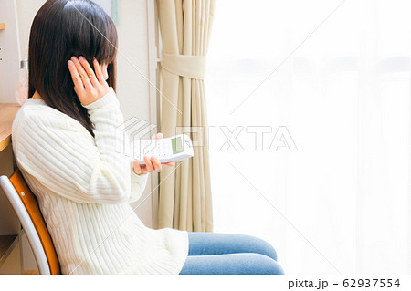 計算する女性　悩む　コピースペース 62937554