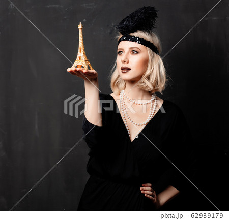Beautiful blonde woman in twenties years clothes 62939179