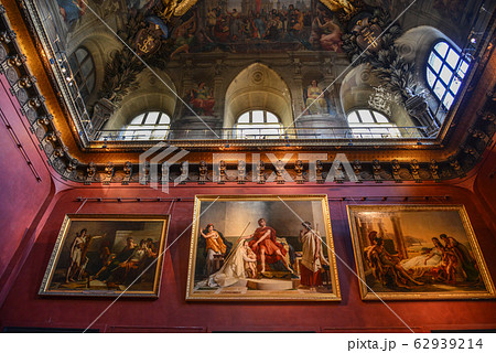 Interior of Louvre Museum in Paris, France Interior of Louvre Museum in Paris, France 62939214