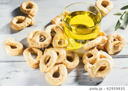 Taralli is a traditional Italian snack food typical of Puglia regional cuisine in wooden bowl. Ingredients: flour, white wine and olive oil. 62939830