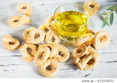 Taralli is a traditional Italian snack food typical of Puglia regional cuisine in wooden bowl. Ingredients: flour, white wine and olive oil. 62939831