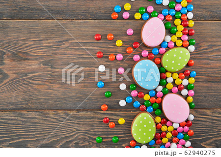 Chocolate peanut candies and ginger eggs. 62940275