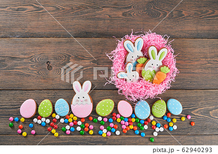 Colorful easter ginger cookies in nest. 62940293