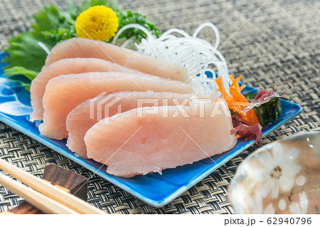 ビンチョウマグロの刺身 62940796