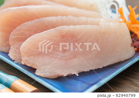 ビンチョウマグロの刺身 62940799