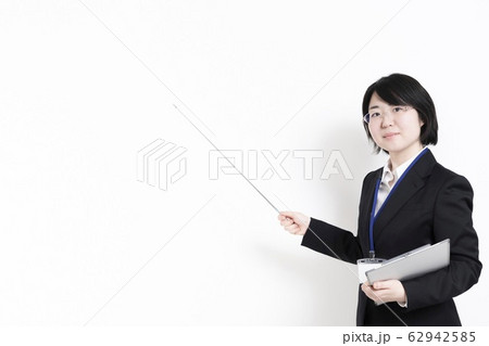 ポイントを指し示すスーツ姿の女性 62942585