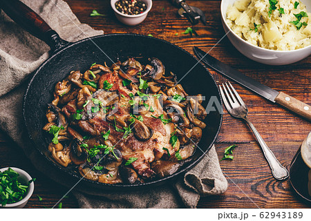 Fried pork neck steak with different mushrooms 62943189