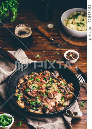 Fried pork neck steak with different mushrooms 62943191