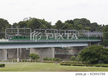 多摩川を渡る東急東横線5050系(青ガエルラッピング) 多摩川を渡る東急東横線5050系(青ガエルラッピング) 62943700