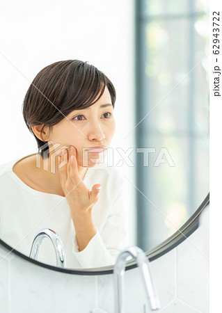 ミドル 女性 美容 ビューティーイメージ 62943722