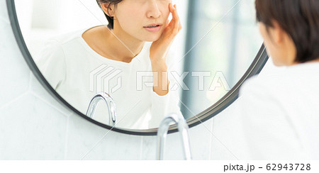 ミドル 女性 美容 ビューティーイメージ 62943728