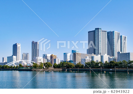 東京都　浜離宮恩賜庭園　近景のビル群 62943922