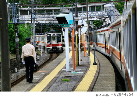 往時の急行電車の様…鬼怒川線・大桑駅で列車交換する6050系電車 62944554