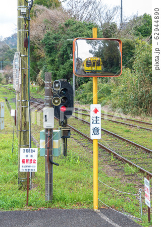 いすみ鉄道　上総中野駅　ミラーに映る黄色い電車 62944890