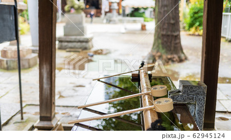 月島 住吉神社の手水舎の写真素材