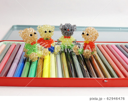 色鉛筆とテディベア 62946476
