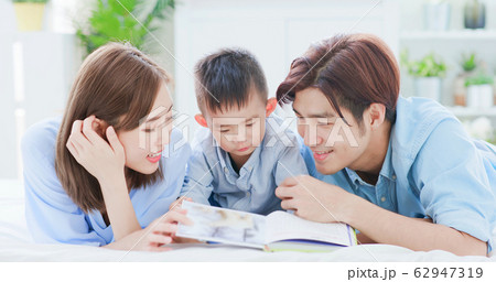 Parent read book with child Parent read book with child 62947319