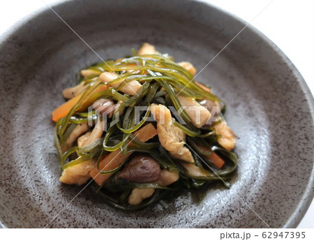 切り昆布としめじのおいしい煮物 切り昆布としめじのおいしい煮物 62947395