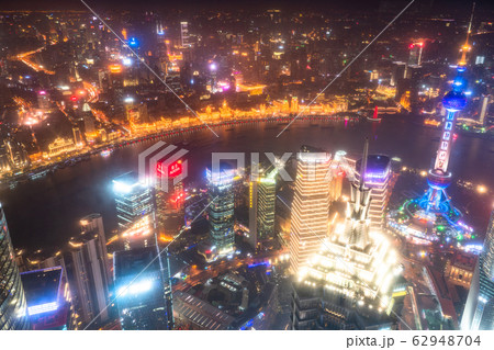 《上海》上海中心街の夜景・中国経済の中心 《上海》上海中心街の夜景・中国経済の中心 62948704