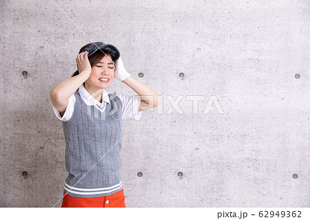 ゴルフウェアの女性 62949362