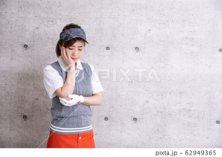 ゴルフウェアの女性 62949365