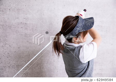 ゴルフウェアの女性 ゴルフウェアの女性 62949584