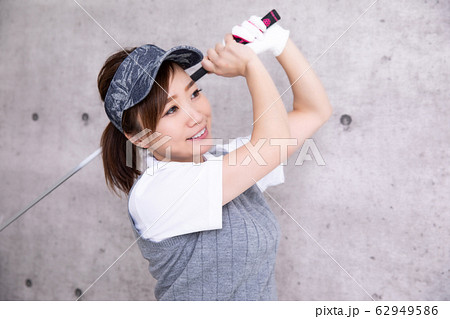ゴルフウェアの女性 ゴルフウェアの女性 62949586