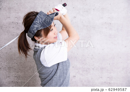 ゴルフウェアの女性 62949587