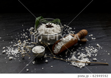 The salt crystals on black stone plate background. 62949592