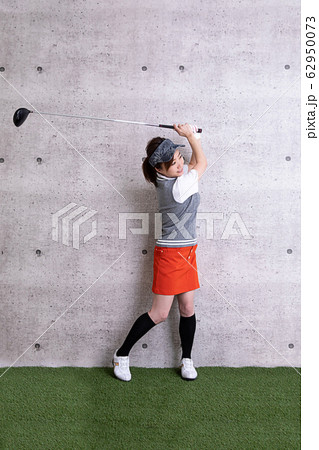 ゴルフウェアの女性 62950073